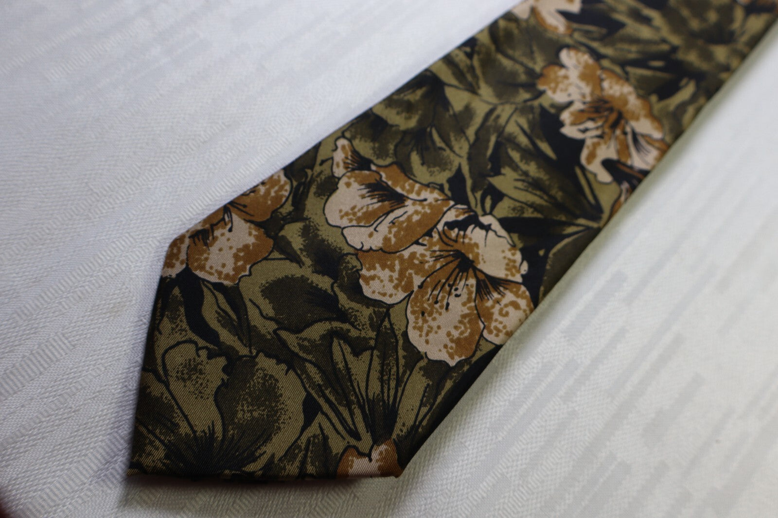 GUY LAROCHE PARIS 100% SILK TIE SETA CRAVATTA NECKTIE MADE IN FRANCE CLASSIC