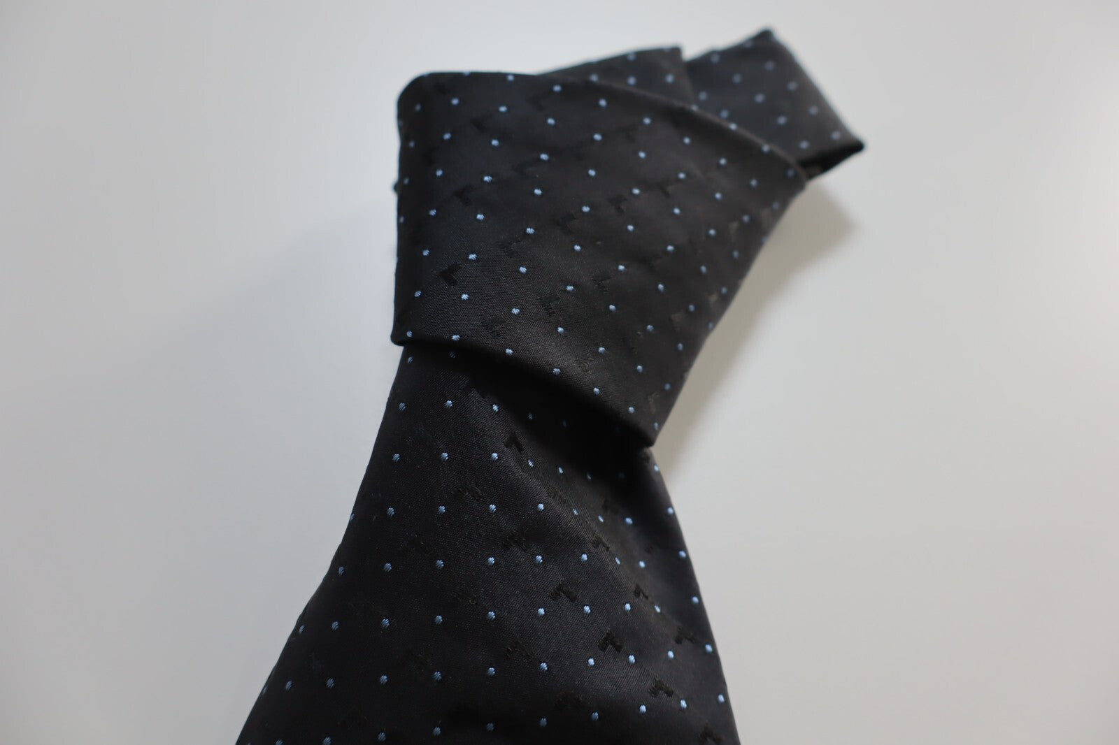 ESCADA 100% SILK TIE SETA CRAVATTA NECKTIE MADE  ITALY SELF TIPPED