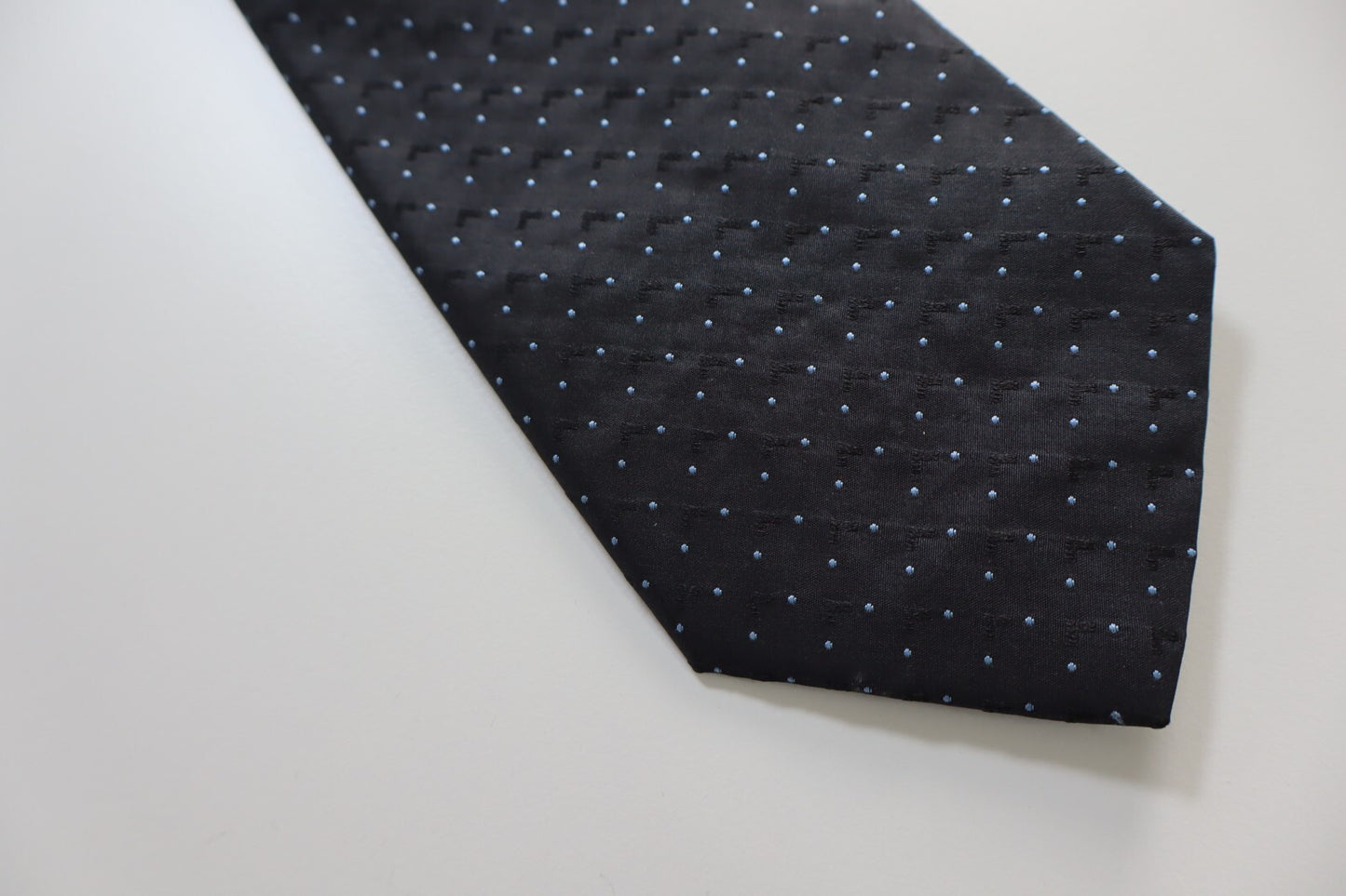 ESCADA 100% SILK TIE SETA CRAVATTA NECKTIE MADE  ITALY SELF TIPPED