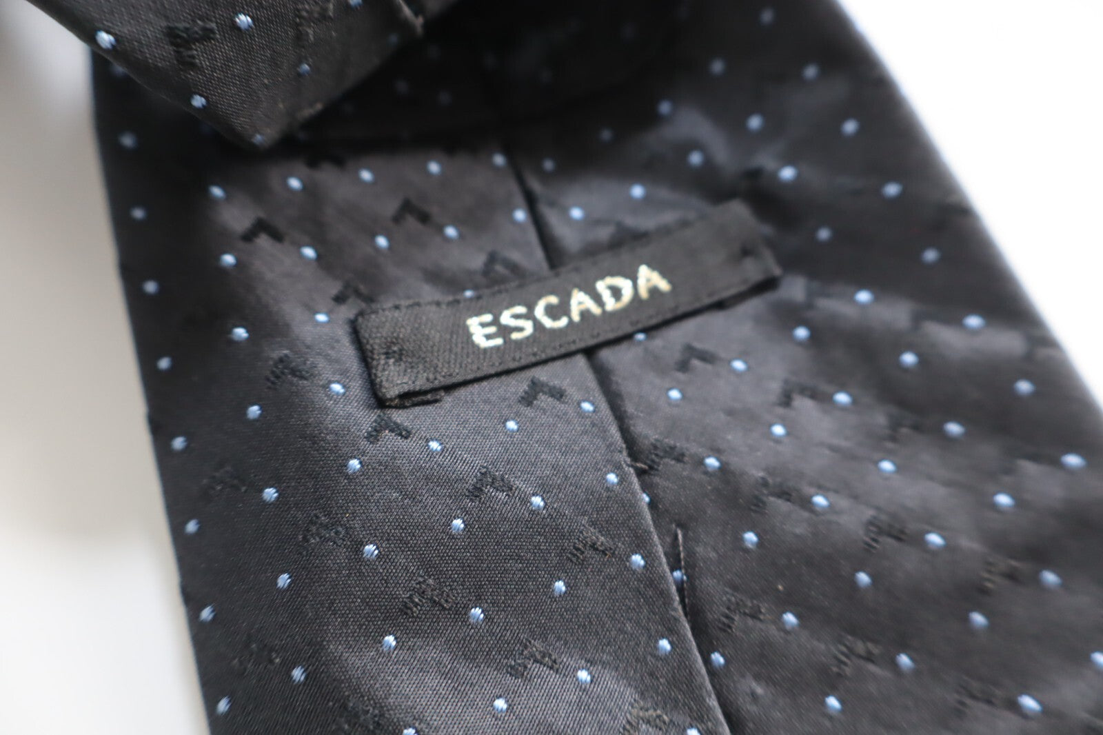 ESCADA 100% SILK TIE SETA CRAVATTA NECKTIE MADE  ITALY SELF TIPPED
