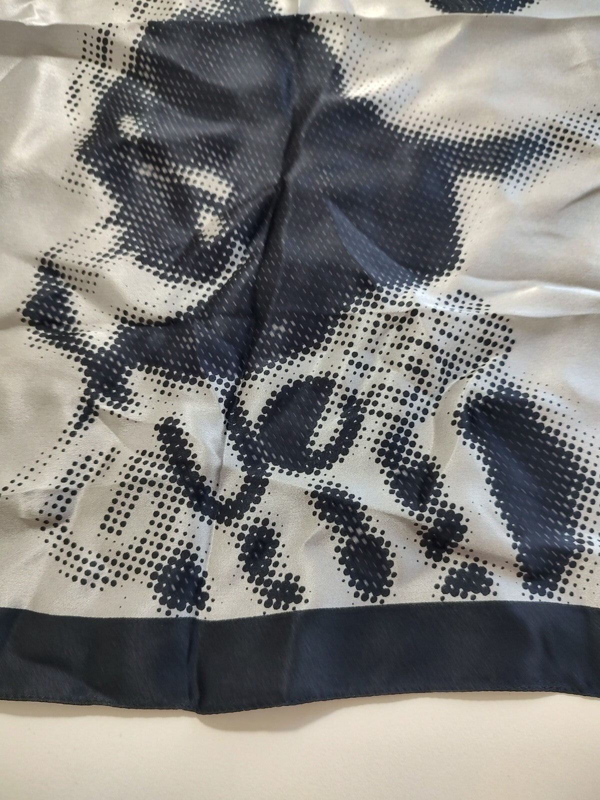GUESS FOULARD 100% SILK SETA SCARVES SCARF SQUARE MADE ITALY UNISEX