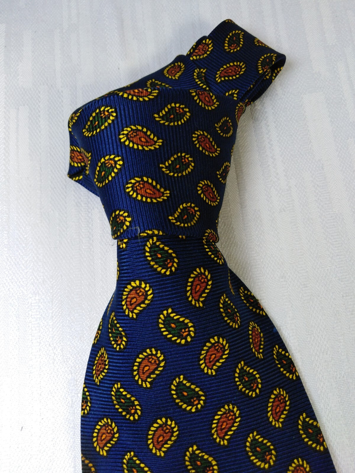 HUGO BOSS 100% SILK TIE SETA CRAVATTA NECKTIE MADE IN ITALIA CLASSIC