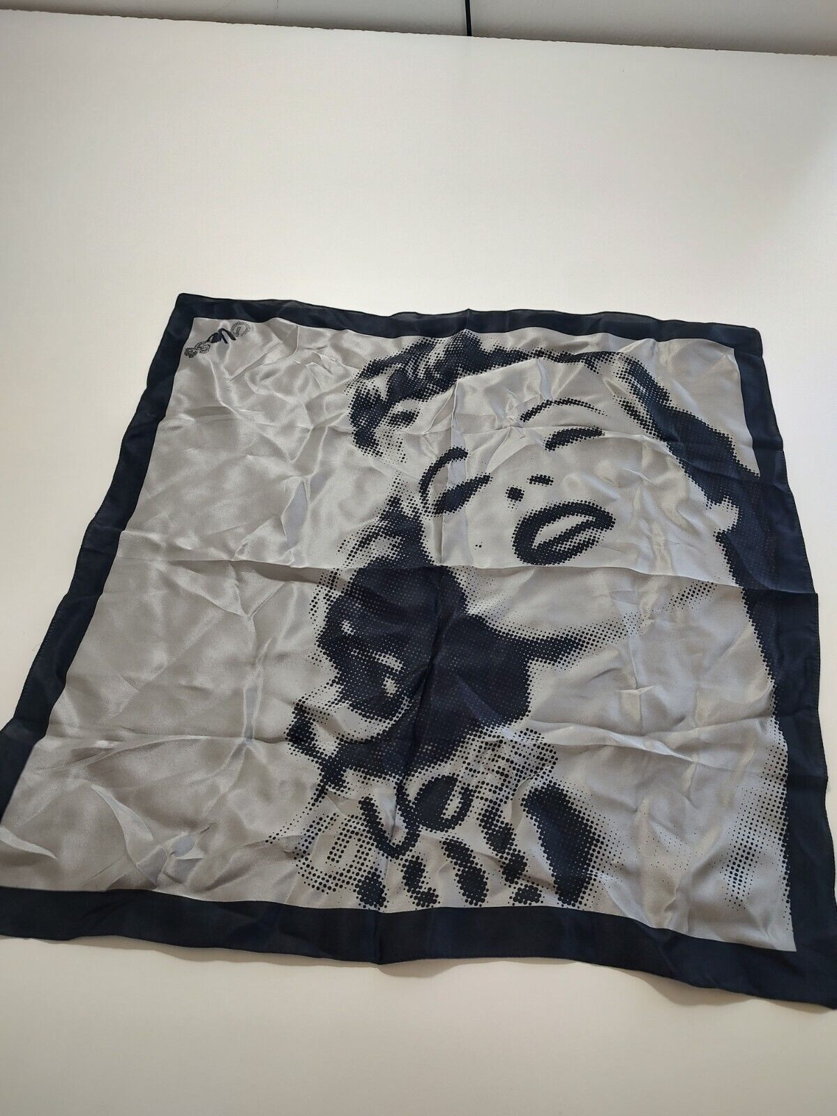 GUESS FOULARD 100% SILK SETA SCARVES SCARF SQUARE MADE ITALY UNISEX