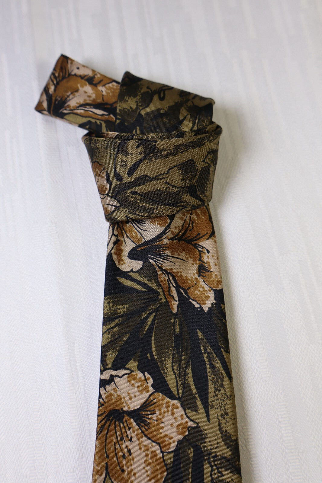 GUY LAROCHE PARIS 100% SILK TIE SETA CRAVATTA NECKTIE MADE IN FRANCE CLASSIC