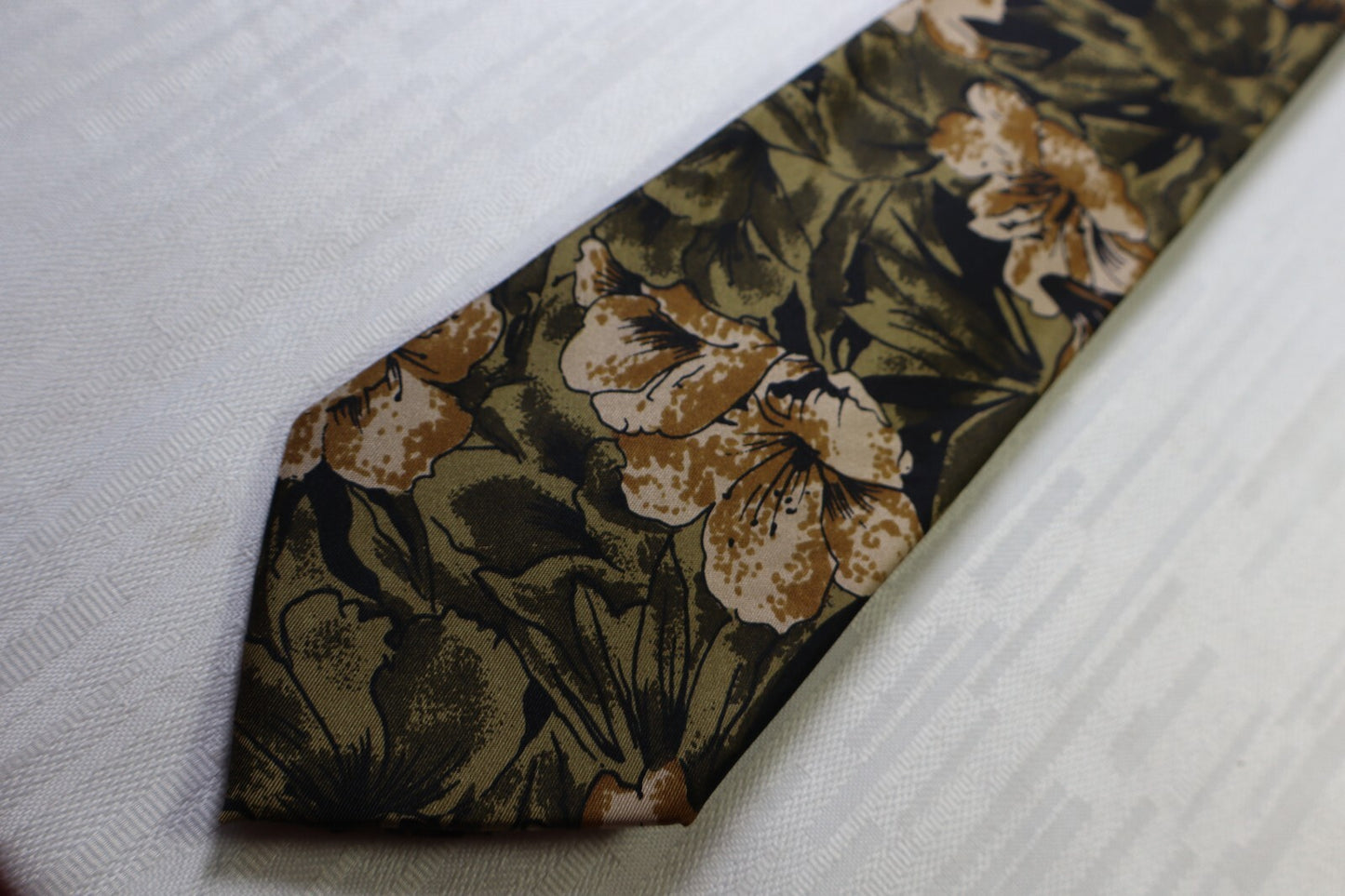 GUY LAROCHE PARIS 100% SILK TIE SETA CRAVATTA NECKTIE MADE IN FRANCE CLASSIC