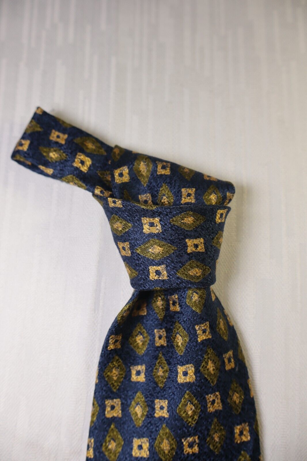 HUGO BOSS  100% SILK TIE SETA CRAVATTA NECKTIE MADE IN ITALY CLASSIC