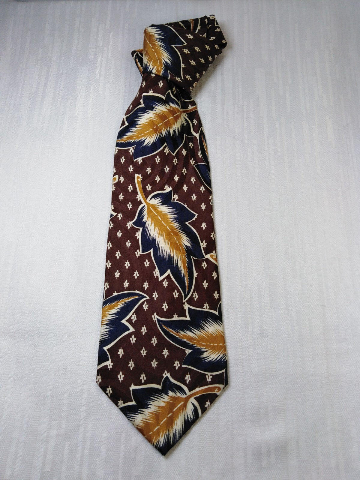 HUGO BOSS 100% SILK TIE SETA CRAVATTA NECKTIE MADE IN ITALIA CLASSIC