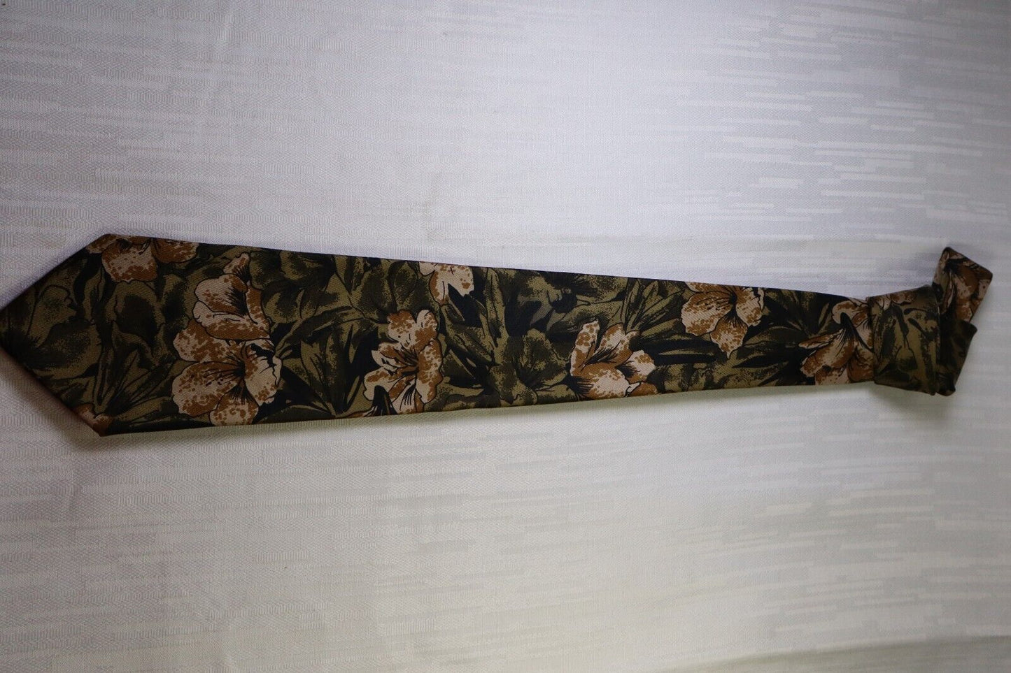 GUY LAROCHE PARIS 100% SILK TIE SETA CRAVATTA NECKTIE MADE IN FRANCE CLASSIC