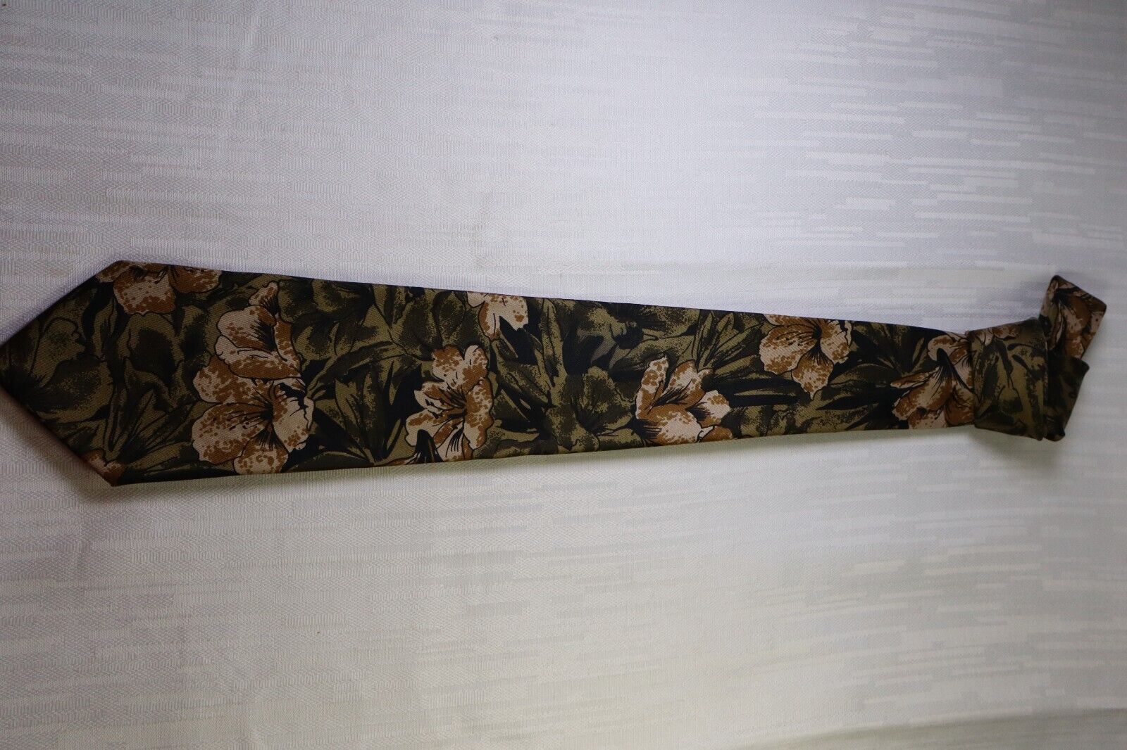 GUY LAROCHE PARIS 100% SILK TIE SETA CRAVATTA NECKTIE MADE IN FRANCE CLASSIC