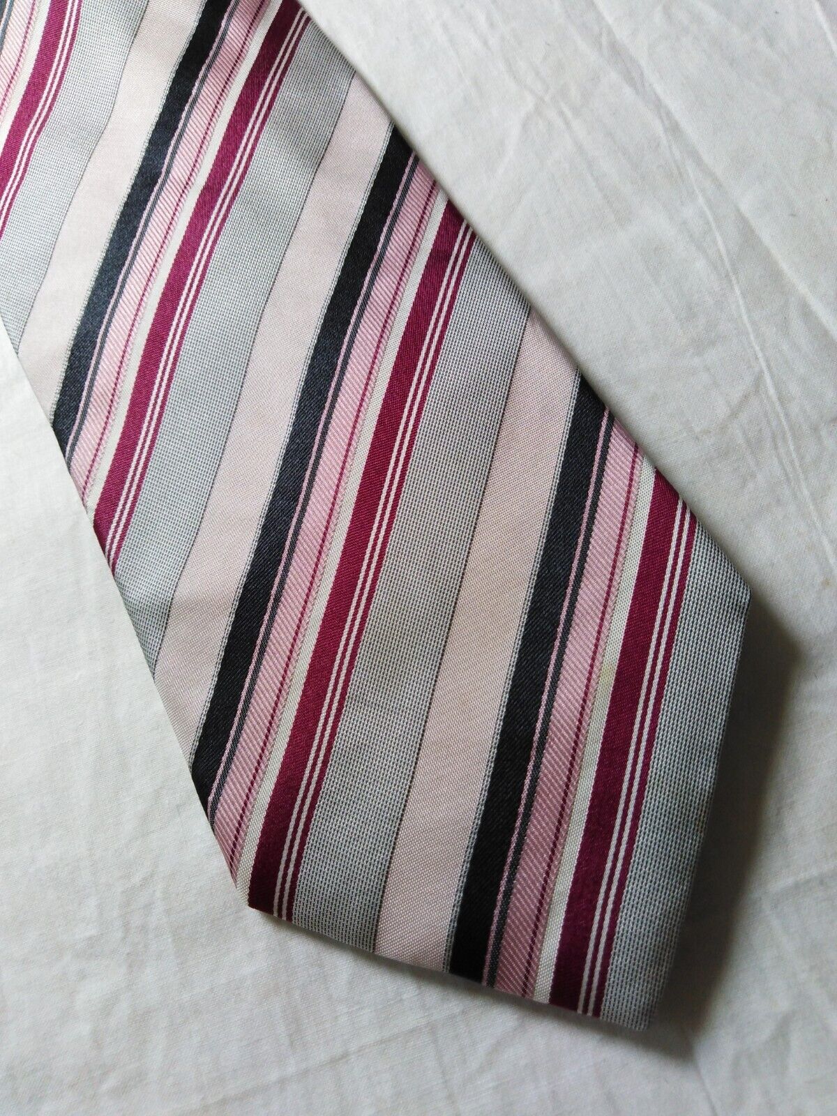HUGO BOSS 100% SILK TIE SETA CRAVATTA NECKTIE MADE IN ITALY