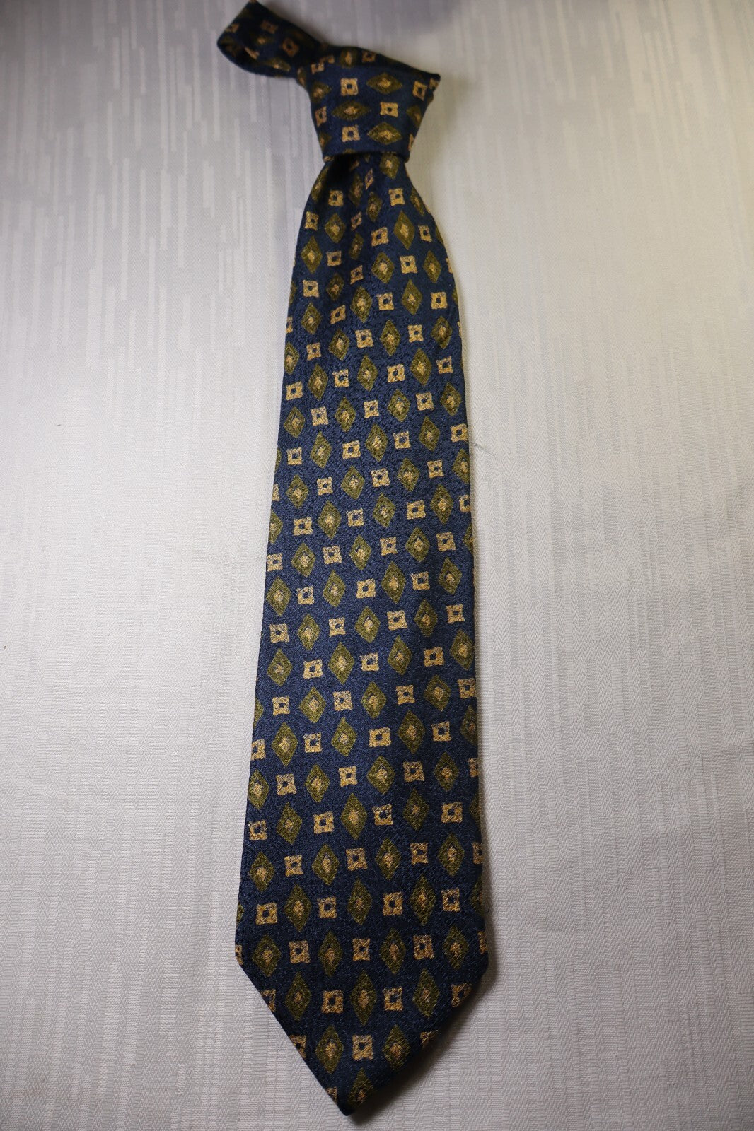 HUGO BOSS  100% SILK TIE SETA CRAVATTA NECKTIE MADE IN ITALY CLASSIC